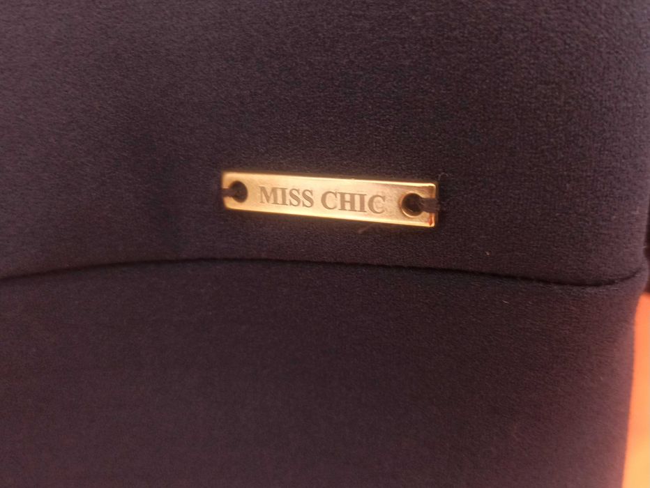 Елегантна тъмното синя рокля.