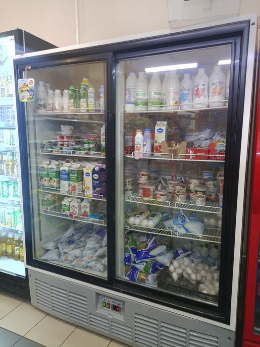 Продам двухдверный витринный холодильник