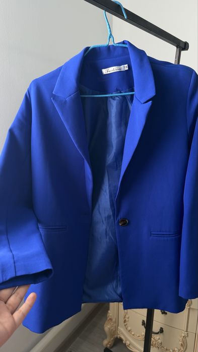 Әртүрлі түсте пиджактар бар