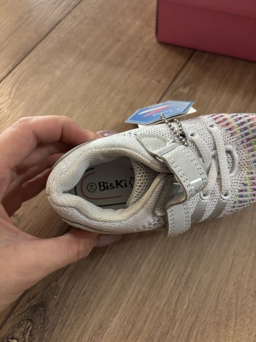 Новые детские кроссовки