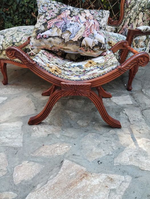 диван -лежанка с табуретка с декоративна възглавница