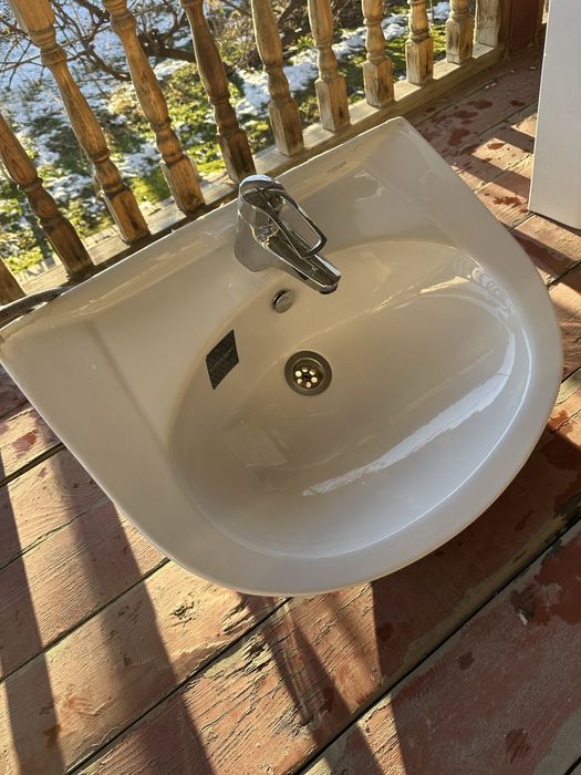 Раковина со смесителем.