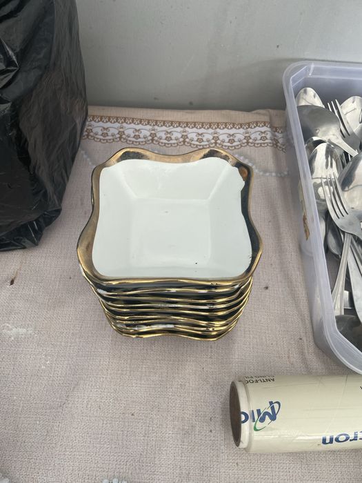 Stol6stul24ta zontik 1ta lagan,qoshiq,piyola,non soladigan,termiz