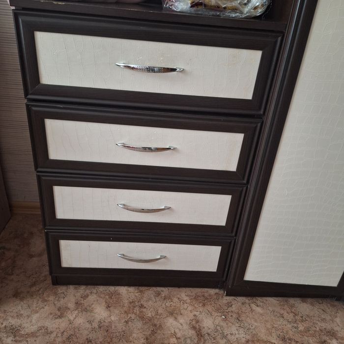 Срочно продам угловой шкаф