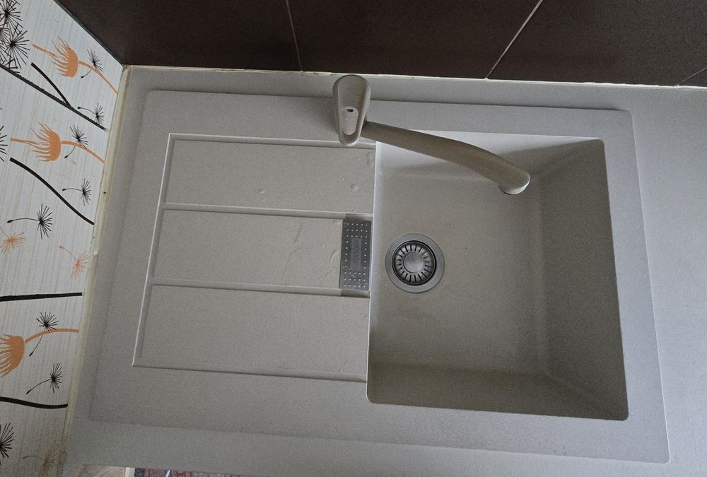 Bucătărie completă + electrocasnice (mașină de spălat vase, plită pe gaz, cuptor pe gaz) , chiuvetă și baterie Franke – ideală garsonieră / chirie