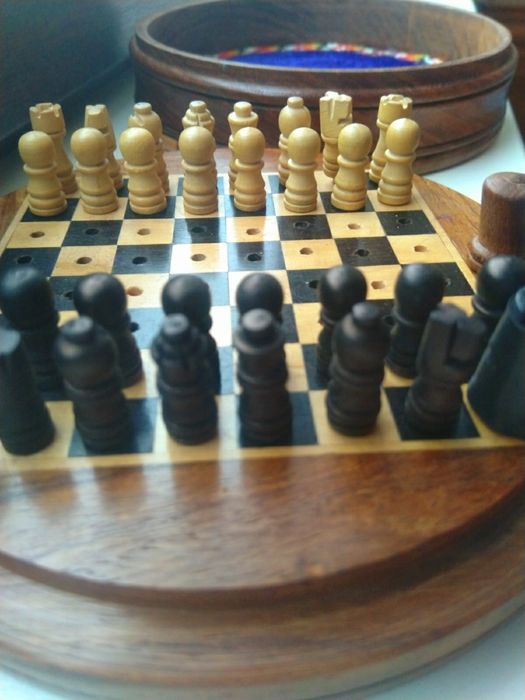 Мини шах в кръгла дървена кутия