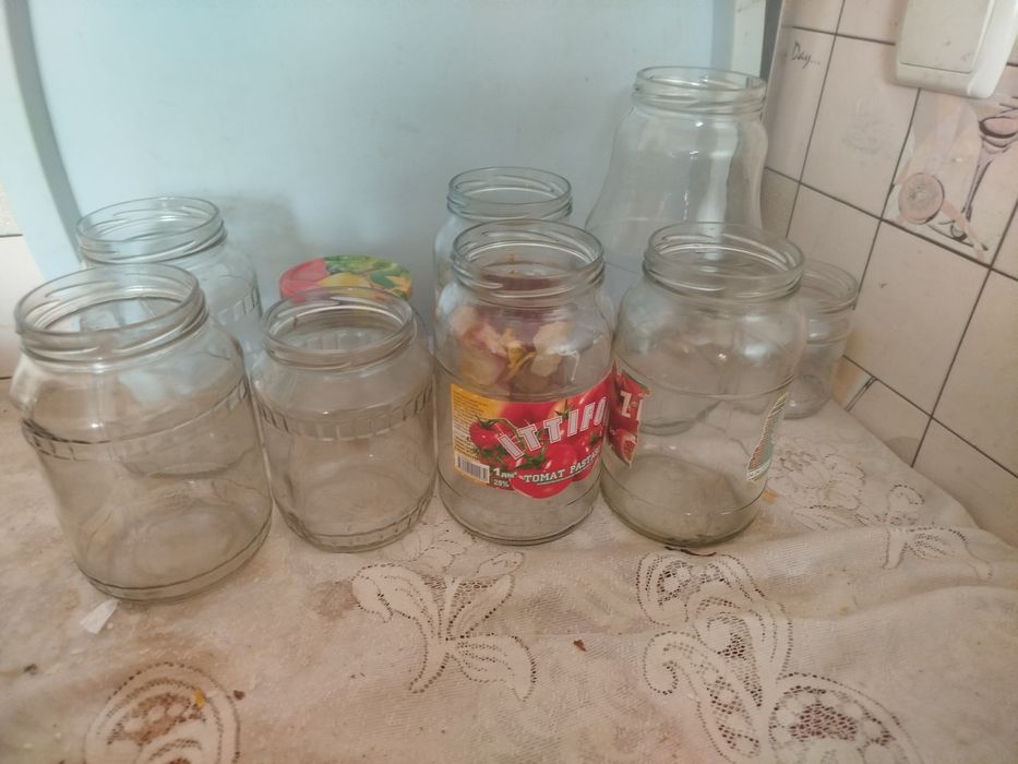 Продаются стеклянные банки 2 литровые,1 литровые .свои
