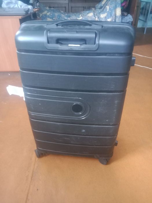 Продам чемодан .