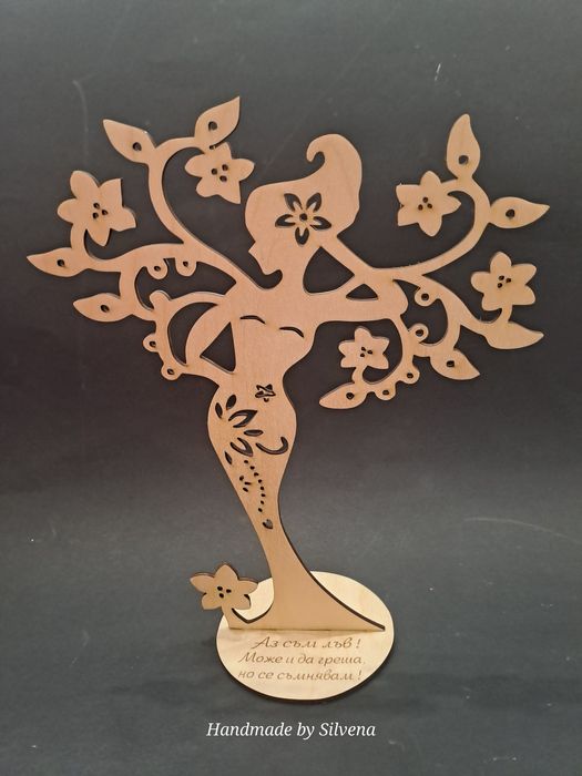 Стойка за бижута изработена от дърво