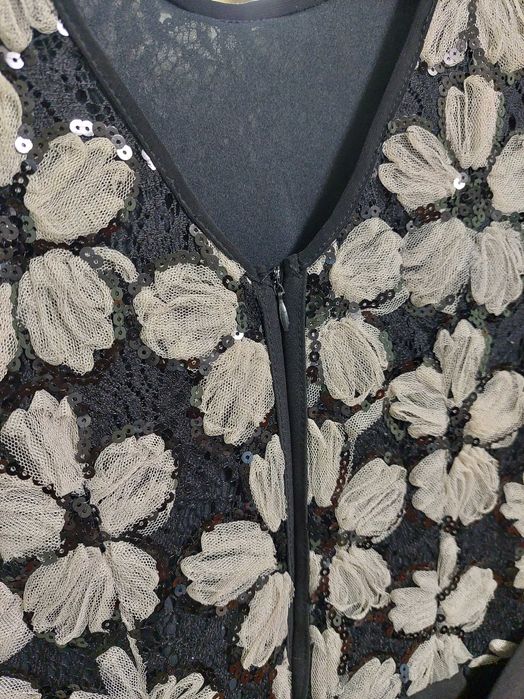 Красива черна рокля с бежови цветя и пайети