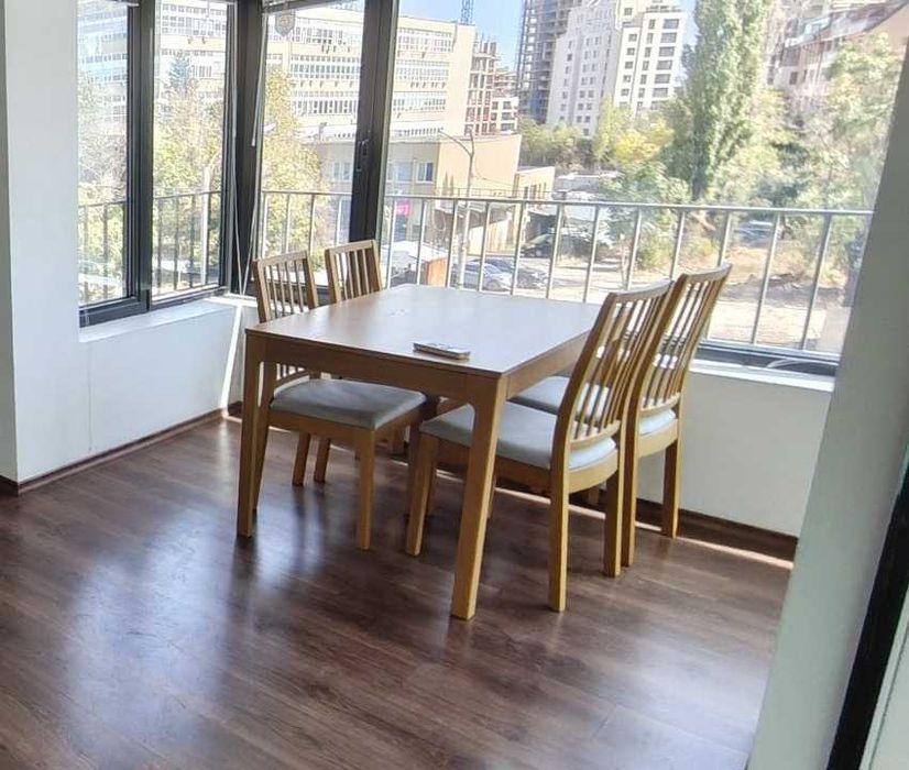 Маса IKEA EKEDALEN с 4 стола, дъб + 2 бар стола