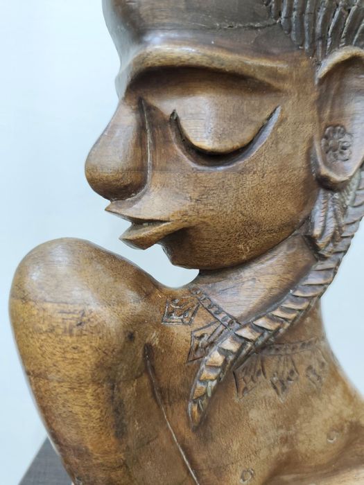 Африканска дървена скулптура – ръчно резбован арт предмет.