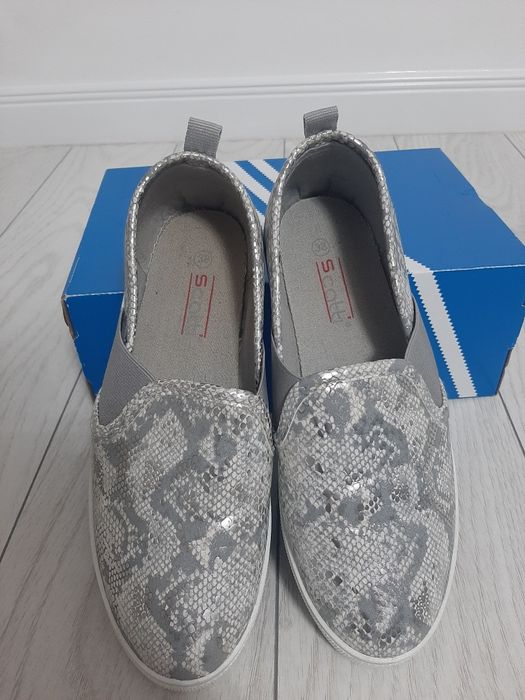 Vând teniși,mărimea 38