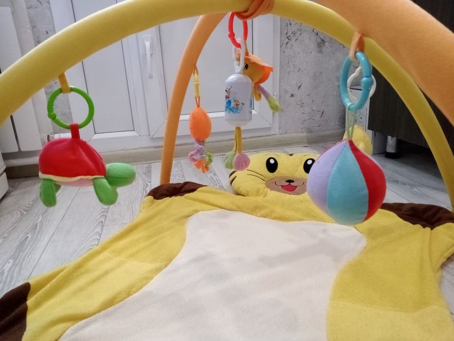 Развивающийся коврик для малыша