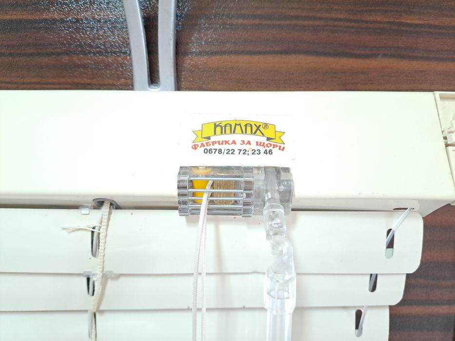 Хоризонтални алуминиевиХоризонтални алуминиеви щори пред стъкло