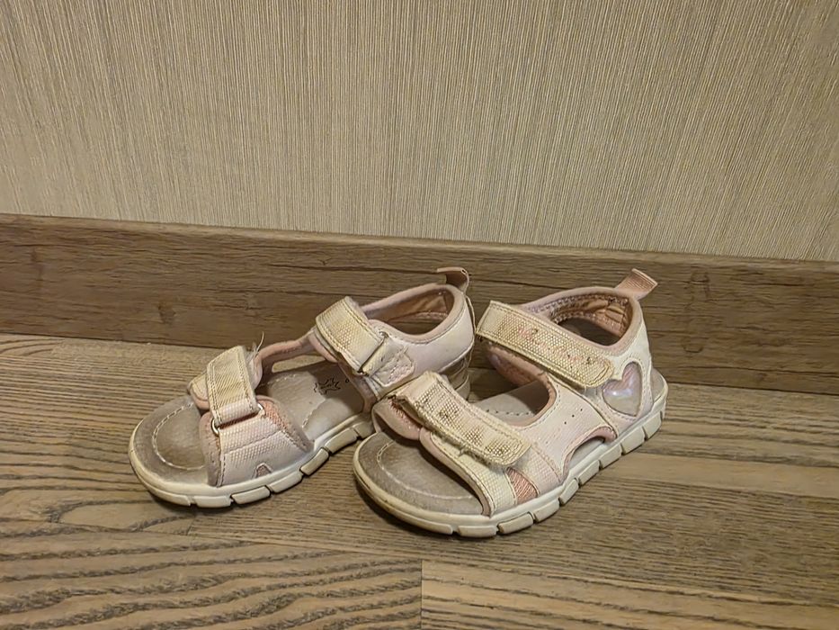 Продам 3 пары сандалии.