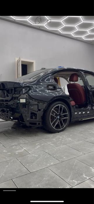 Avtomobil rangini o'zgartirish uchun rangli plyo'nka