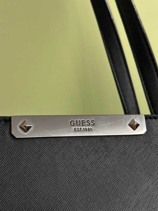 Дамска черна кожена чанта Guess
