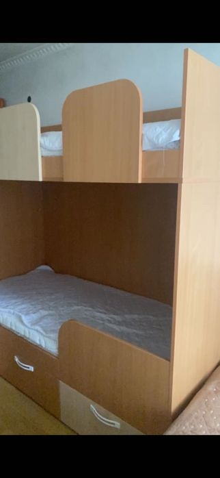 Продава се двуетажно легло с шкафове!