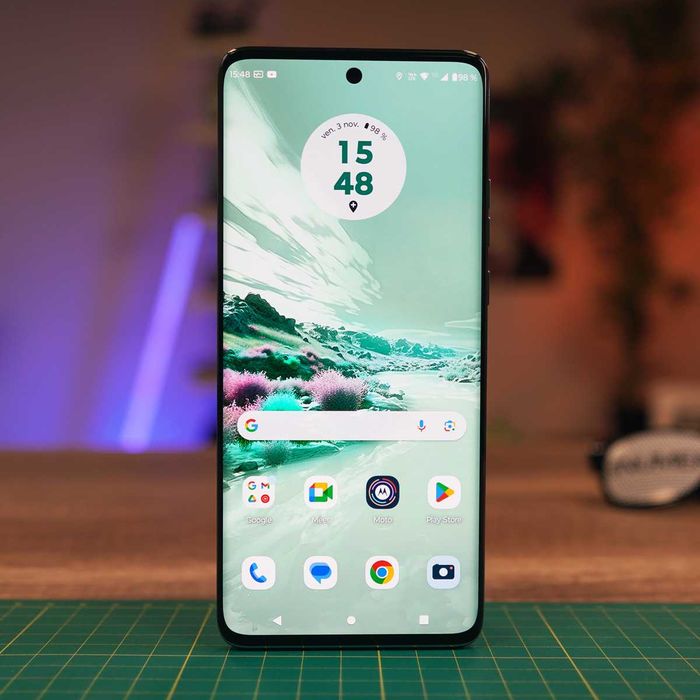 Vând Moto Edge 40 Neo in garanție!!!