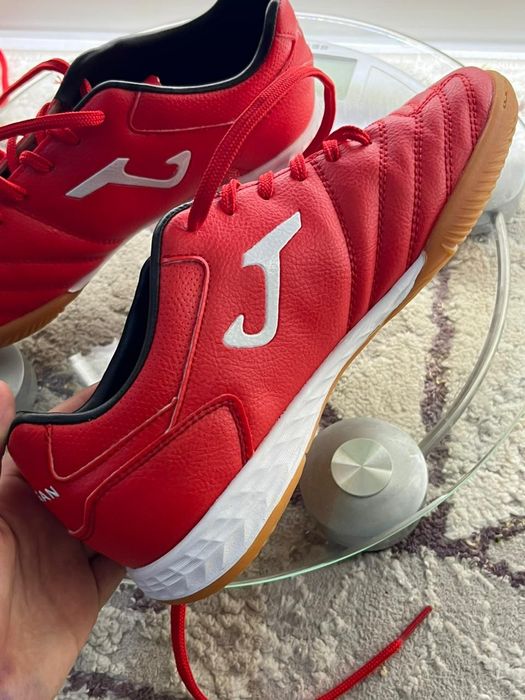 Продам футзалки джома