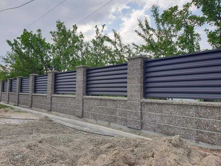 Garduri si porti de diferite modele si dimensiuni (sipca metalica, panou stil jaluzele, tabla cutata, plasa bordurata, BCA sau beton si alte modele)