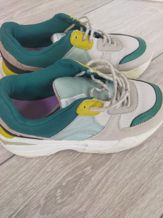 Бесплатно  кроссовки 36 размер.