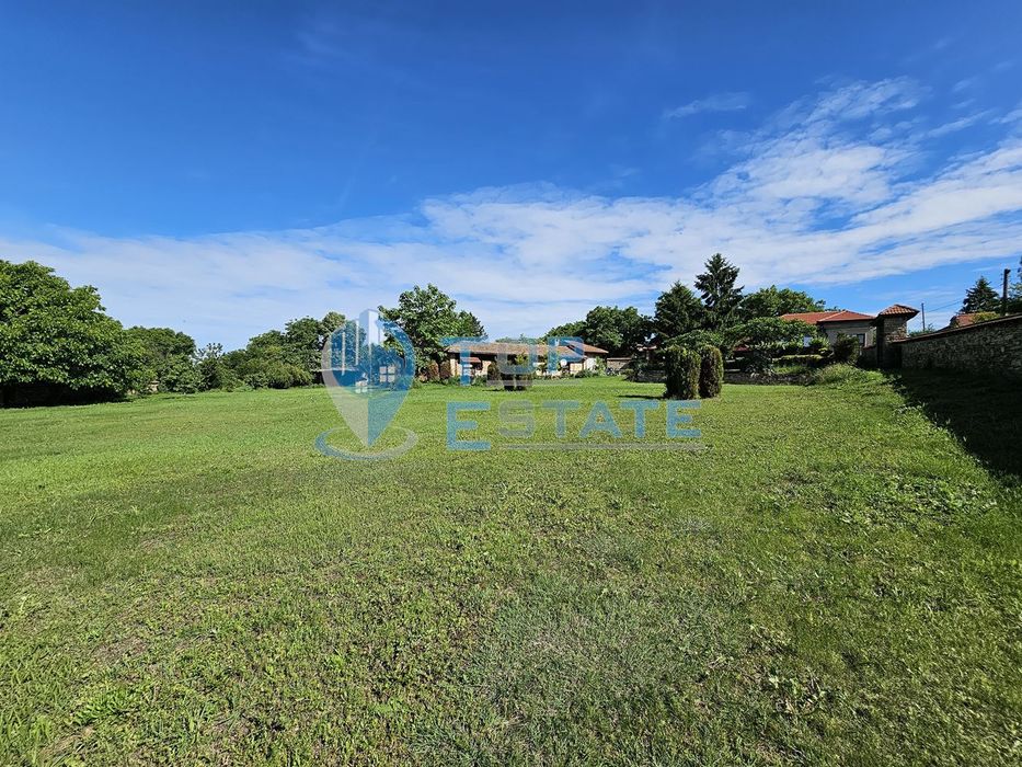 Имение с над 5 декара двор и две къщи в с. Паскалевец, област В. Търн