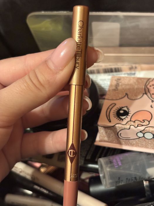 молив за устни на Charlotte Tilbury