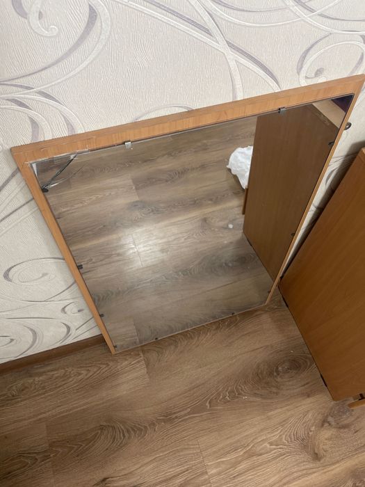 Продаётся зеркало (со сколом)