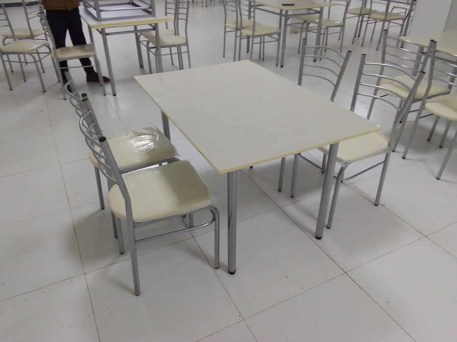 Стол и стулья кухонные