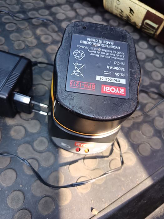 Încărcător cu acumulator Ryobi 12v