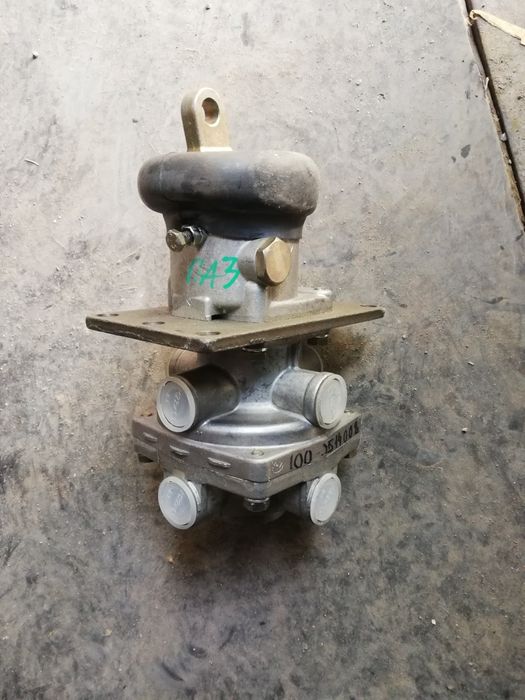 Продам кран тормозной Камаз ПАЗ