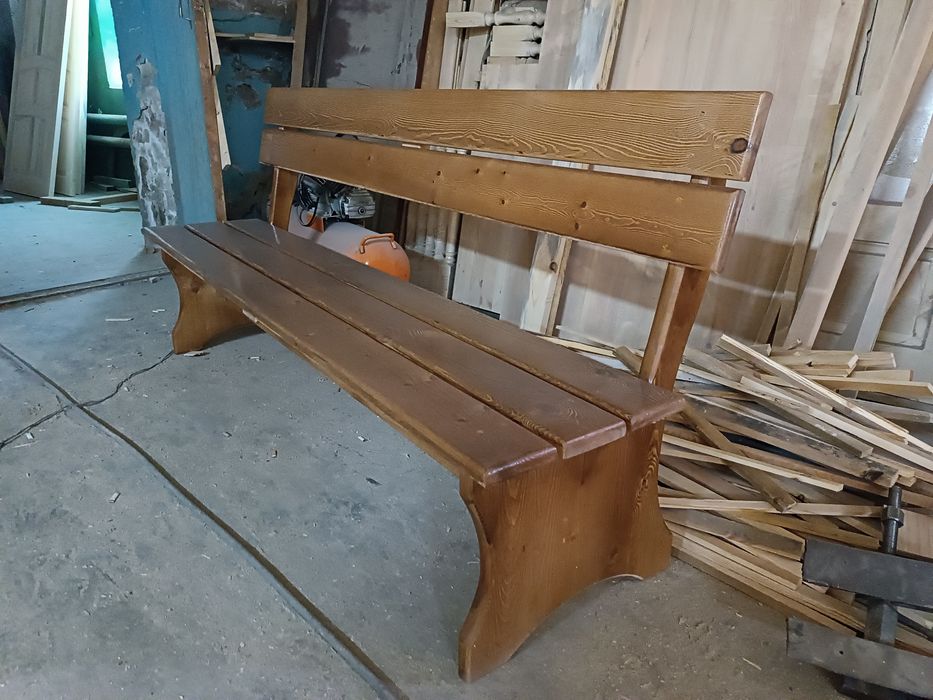 Деревянные столы с лавочками