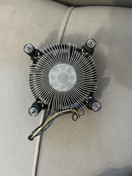 Продам штатный кулер Intel