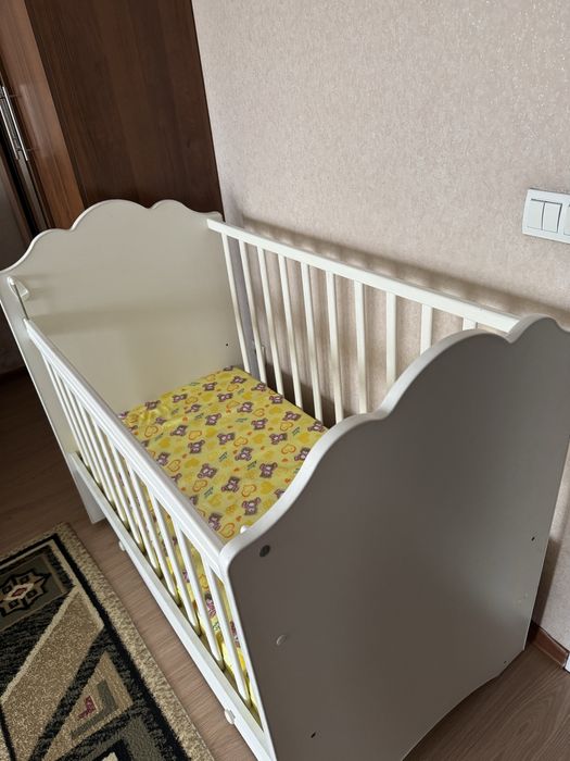 Продам детский манеж с маятником