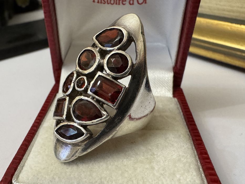 Inel vechi, argint 925, cu granate naturale.