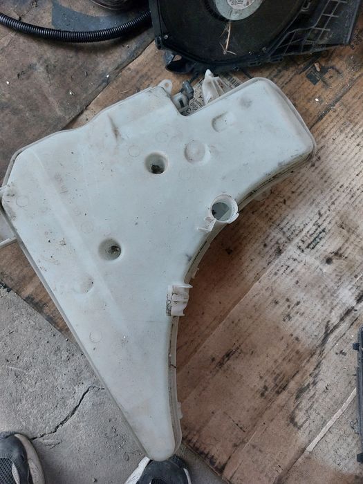 Казанче течност за чистачки е90 е91 бмв  3.0д 231кс bmw e90 e91 3.0d