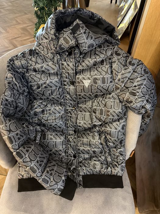Продавам ново яке guess за дете 14 год