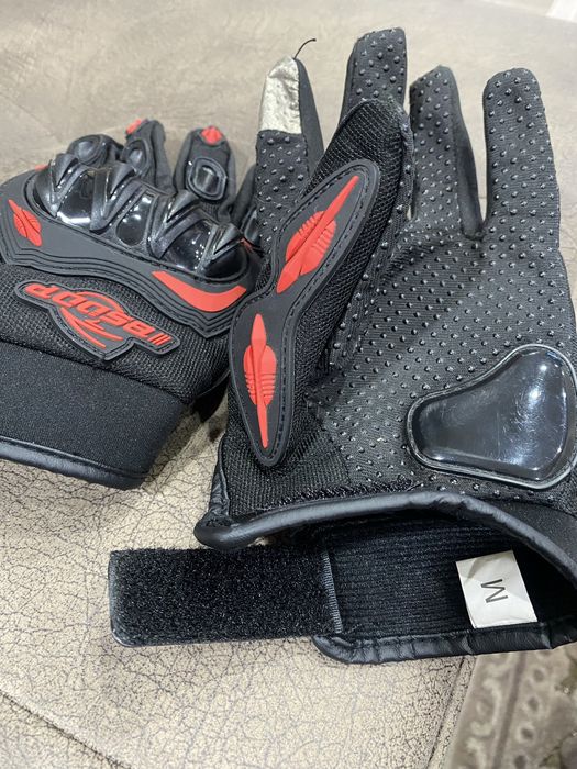 Мото каска и ръкавици