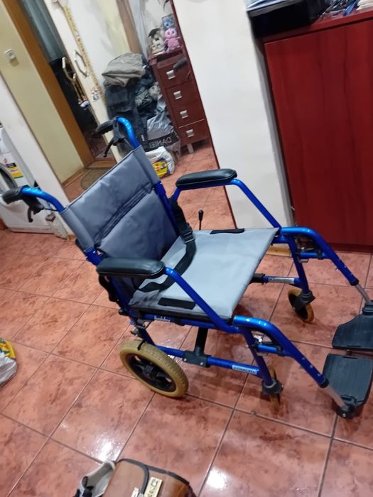 Cărucior invalizi pliabil