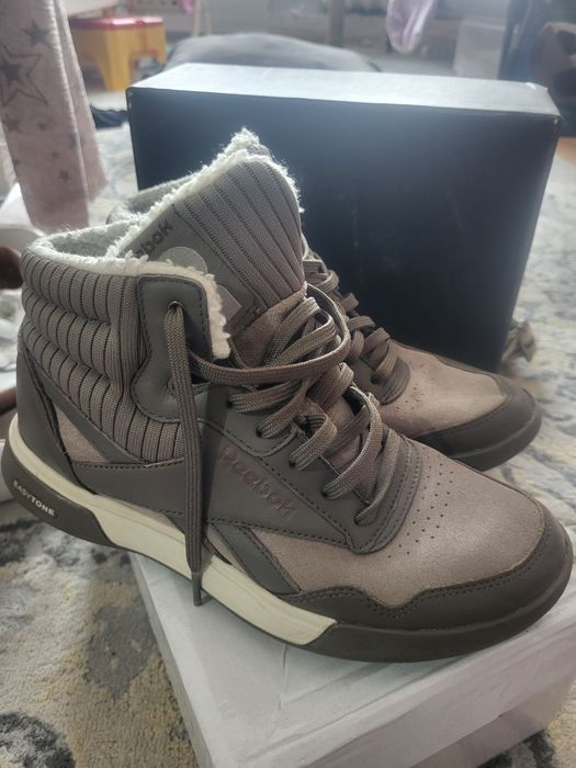 Продавец обувь разную