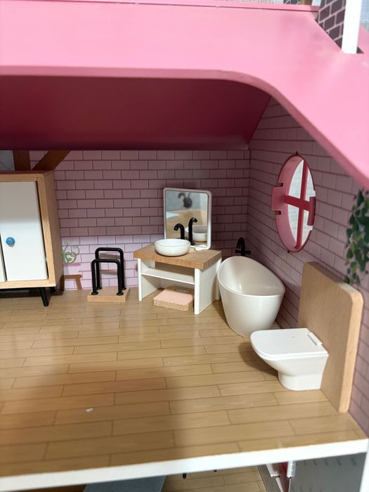 Casa de păpuși din lemn