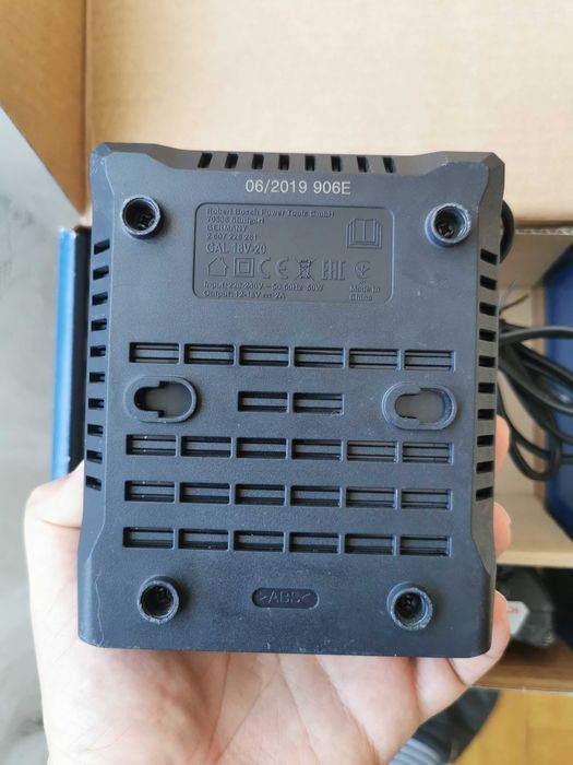 Оригинално зарядно Bosch/Бош и 2 батерии 18 v
