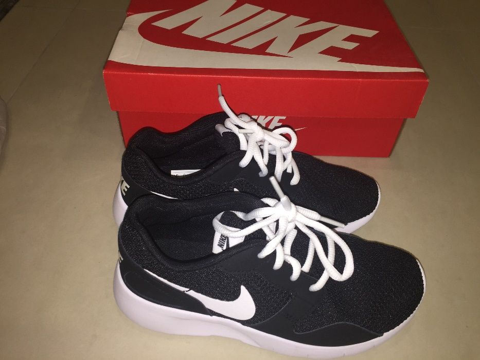 Incaltaminte sport Nike, nou, mar. 35,5 - REDUCERE de la 250 lei