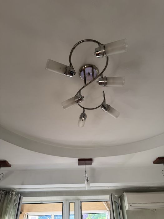 Люстру и светильники продам