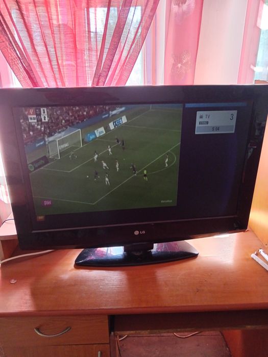 Vând tv marca L G diagonala 82 cm