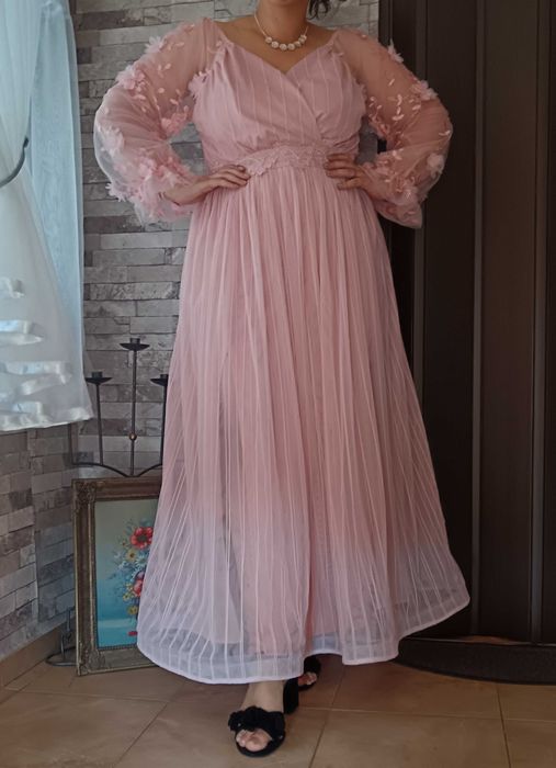 Rochie eleganta cu mâneci brodate și flori aplicate