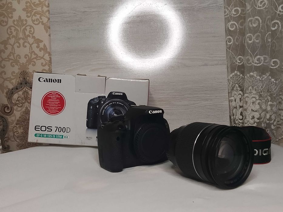 Продается Фотоаппарат Canon 700d + обьектив