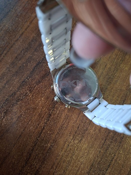 Часы наручные DKNY со стразами